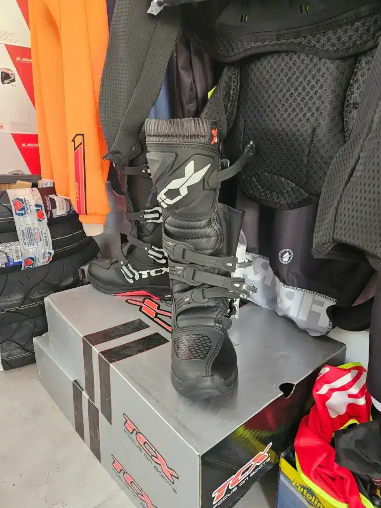 une paire de bottes moto