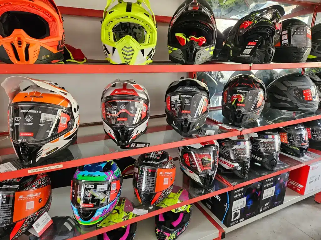 Un rayonnage de différents casques de motos